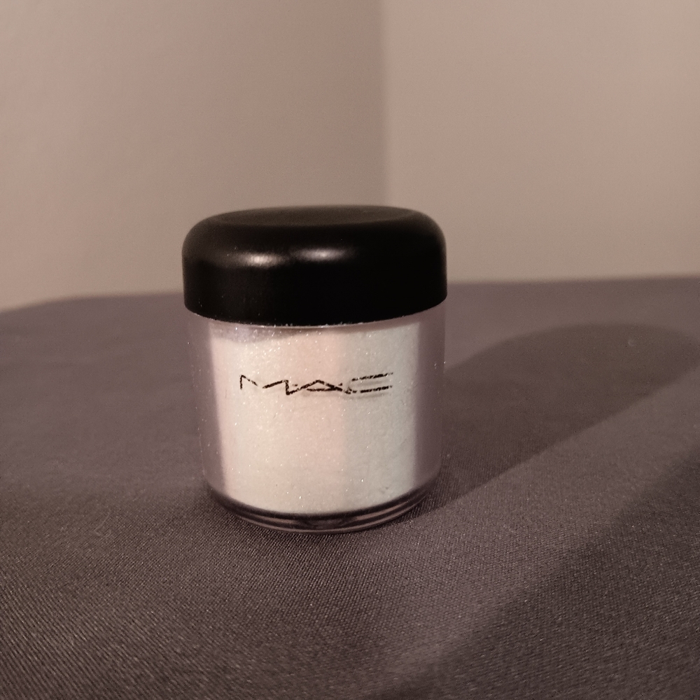 Mac Loose Powder Pigment in Reflects Transparent Teal